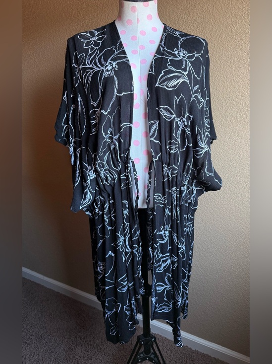 Other - Black and White Floral Knit Fashion Ruana